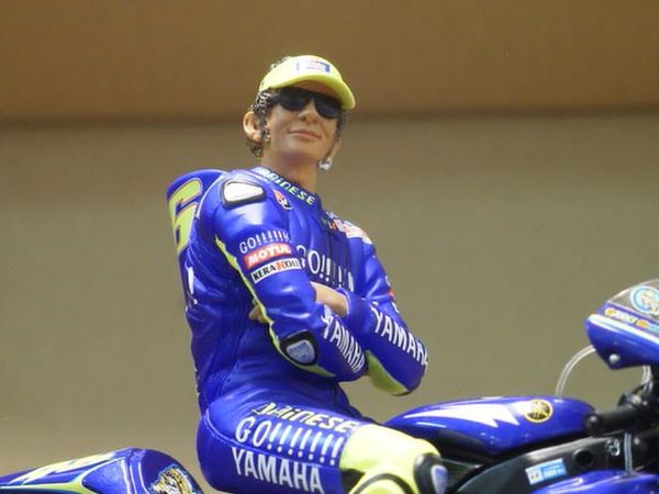 Picture of Valentino Rossi figuur sitting 2004 bril 1:12 312040046