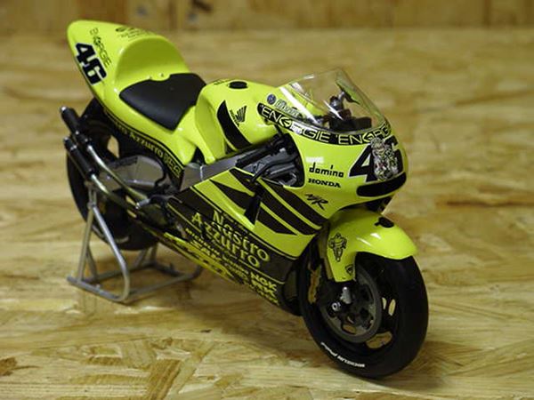 Honda NSR 500 Le Mans 2001 Valentino Rossi Minichamps 122016176