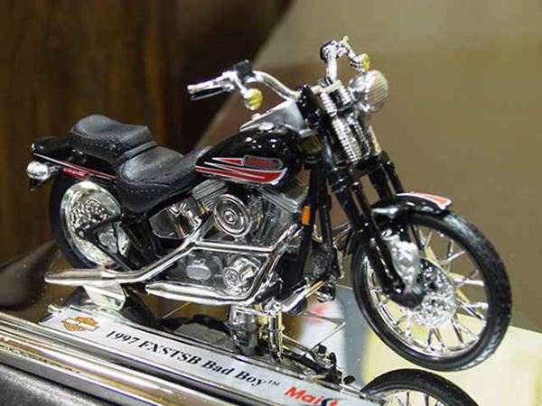 Picture of Harley Davidson FXSTB Bad Boy 1:18 (61)
