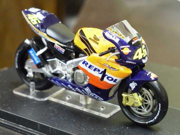 Afbeelding van Valentino Rossi Honda RC211V 2002 1:24