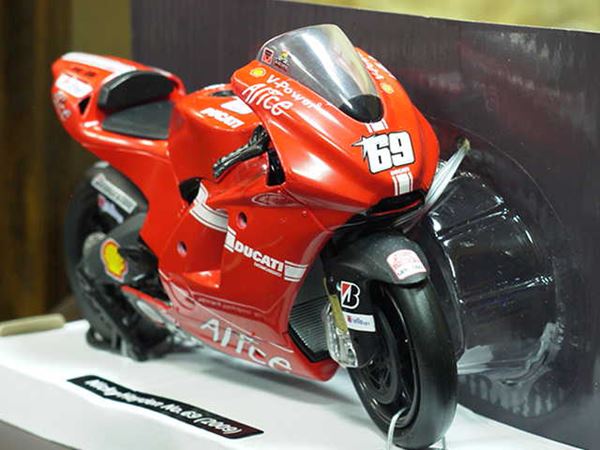 Picture of Nicky Hayden Ducati Desmosedici 2009 1:12 57203