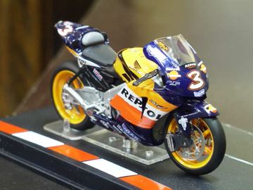 Afbeelding van Max Biaggi Honda RC211V 2005 1:24