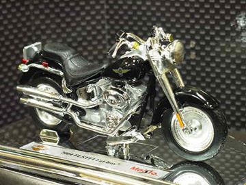 Afbeelding van Harley FLSTFI Fat Boy 2004 1:18 (65)