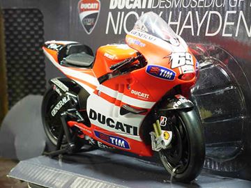 Afbeelding van Nicky Hayden Ducati Desmosedici 2011 1:12 57073