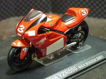 Afbeelding van Max Biaggi Yamaha YZR500 2001 1:24