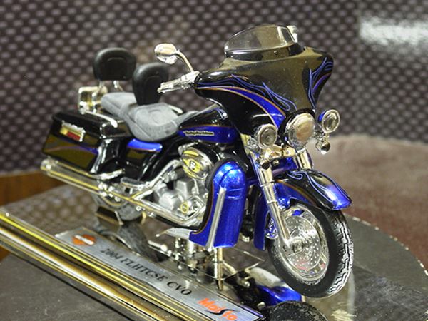 Picture of Harley Davidson FLHTCSE cvo 2004 1:18 (89)