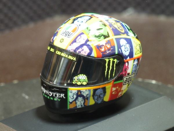 Picture of Valentino Rossi AGV helm 2010 Laguna Seca 1:8 398100096