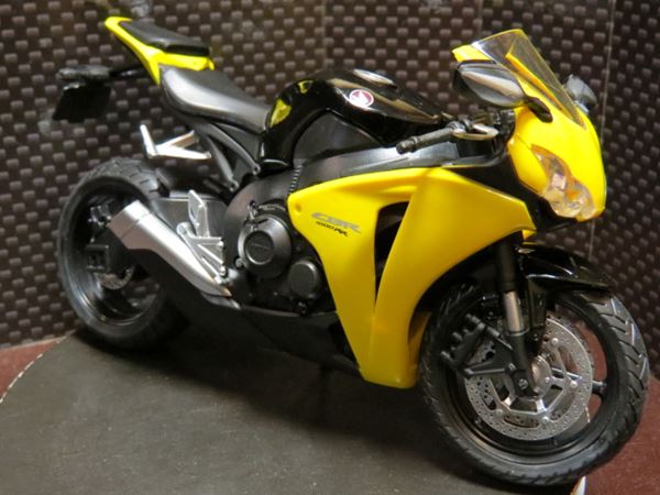 Picture of Honda CBR1000RR Fireblade blk/yell 1:12 600501