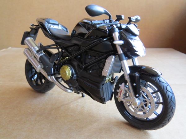 Picture of Ducati Streetfighter 1098 blk. 1:12