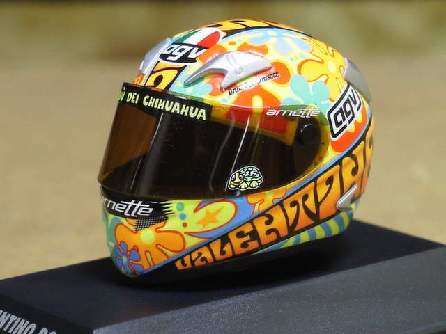 Mini Casque MotoGP AGV 2003 Valence 1:2 signé par Valentino Rossi