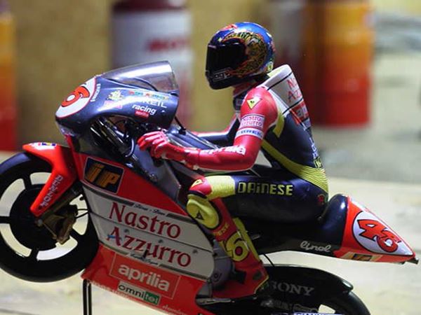 Picture of Valentino Rossi figuur riding 1998 wheely 1:12