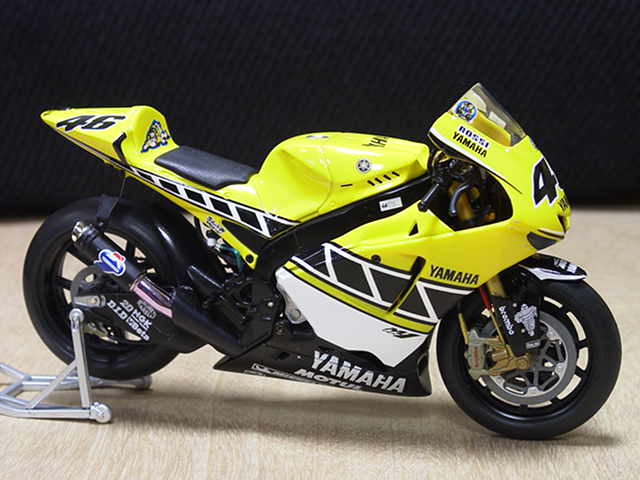 Modellino Moto YAMAHA YZR-M1 Valentino Rossi 2005 Valencia 1/12