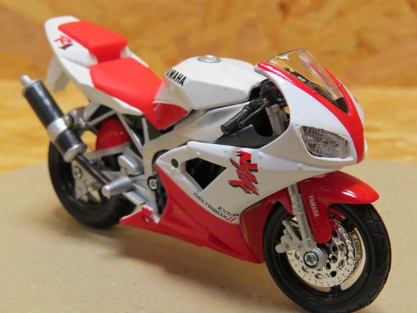 Picture of Yamaha YZF R-1 wit/rood 1:18