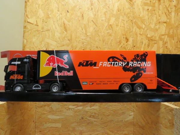 KTM Factory racing truck 1:32 Red Bull