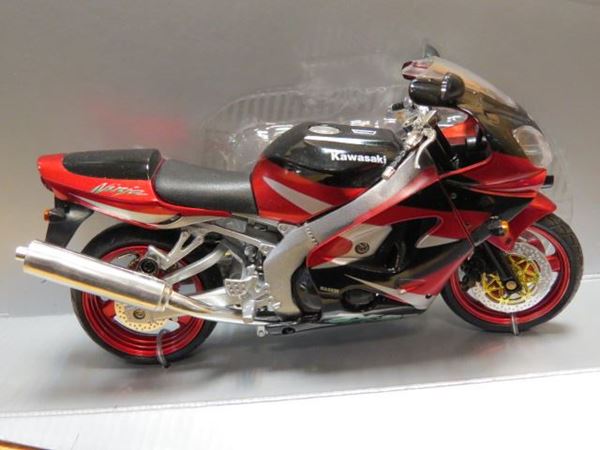 Kawasaki ZX-9R New Ray 1:12 rood