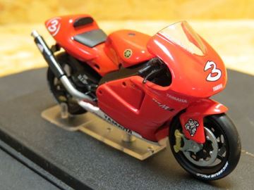 Afbeelding van Max Biaggi Yamaha YZR M1 2002 1:24