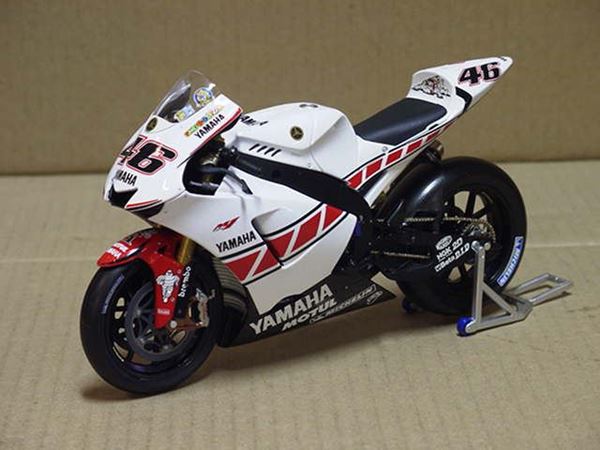 Valentino Rossi Yamaha YZR-M1 2005 Valencia 1:12 Valentino Rossi Yamaha YZR-M1 2005 Valencia 1:12