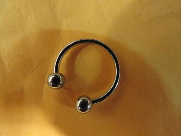 Picture of Valentino Rossi horseshoe earring 5mm.