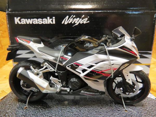 Picture of Kawasaki Ninja black/white 1:12 605301