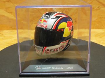 Afbeelding van Nicky Hayden Arai helmet 2006 1:5