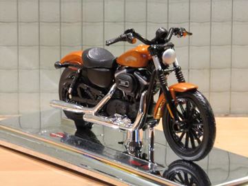 Afbeelding van Harley Davidson Sportster Iron 883 copper 2014 1:18 (002)