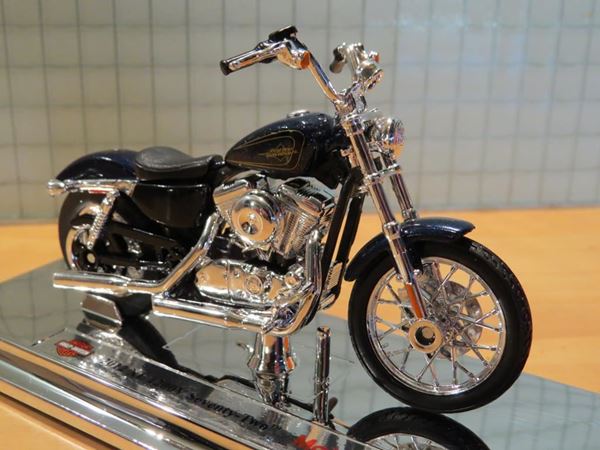 Picture of Harley Davidson XL1200 V Seventy Two 2012 1:18 (004)