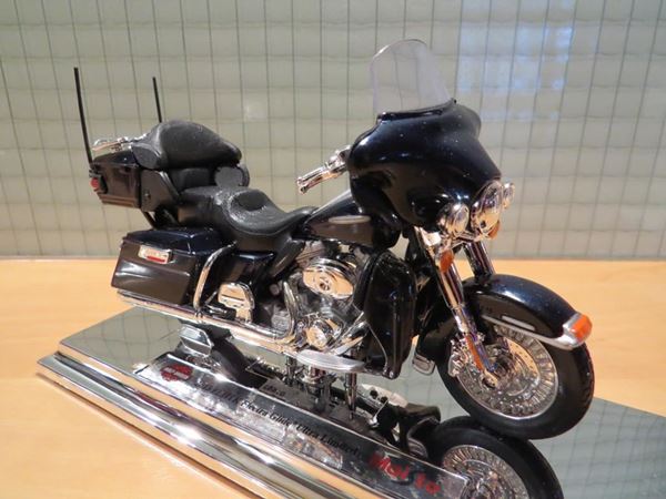 Picture of Harley Davidson FLHTK electra glide 1:18 (006)