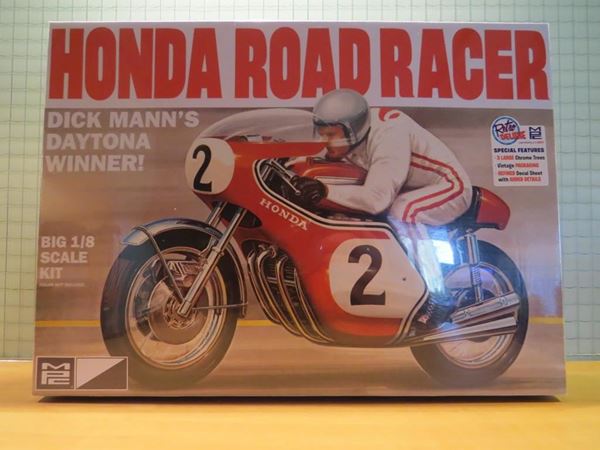 Picture of Dick Mann's Honda CB750 4 cyl. Daytona winner bouwdoos 1:8 MPC856