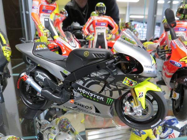 Picture of Valentino Rossi Yamaha YZR-M1 2013 test Sepang 1:12 122133956