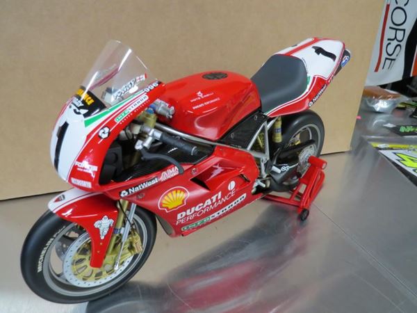 Picture of Carl Fogarty Ducati 996 WSB champion 1999 Minichamps 1:6