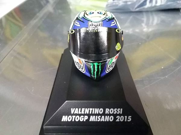 Picture of Valentino Rossi  AGV helm MotoGP Misano 2015 1:8 398150096