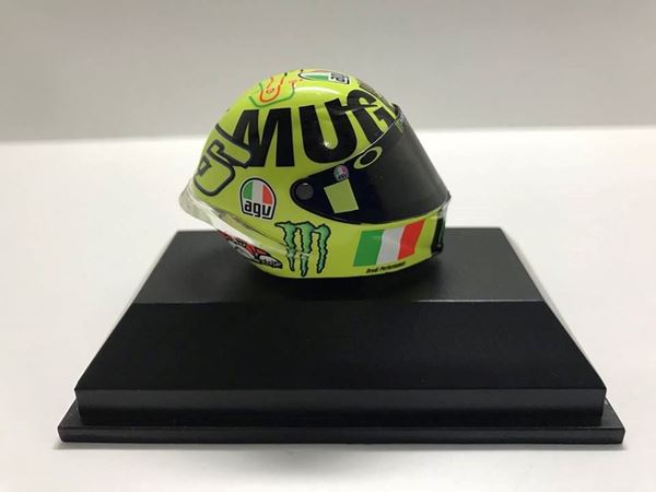 Picture of Valentino Rossi  AGV helm MotoGP Mugello 2016 1:8 398160086