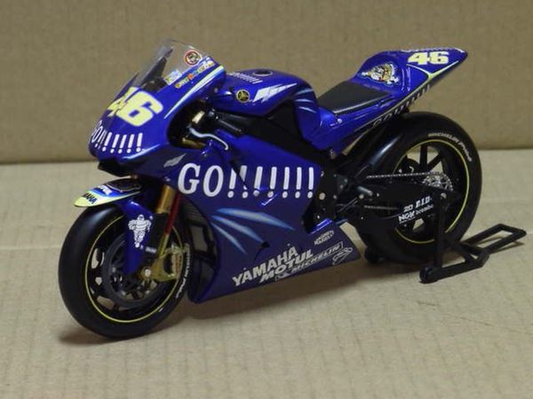 Picture of Valentino Rossi Yamaha YZR M-1 2004 1:12 122043046