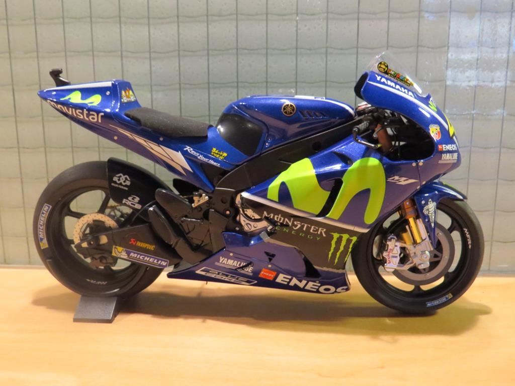 valentino-rossi-yamaha-yzr-m1-2017-1-12-minichamps