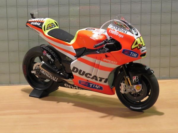 1/12 ドゥカティ GP11.1 #46 モトGP 2011 V.ロッシ 1/12 ドゥカティ GP11.1 #46 モトGP 2011 V.ロッシ Minichamps 1