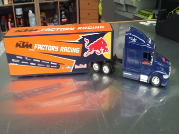 Afbeelding van KTM Factory racing truck 1:43 Red Bull