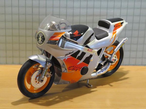Picture of Honda CBR900RR Tiger Fireblade 1:10 guiloy