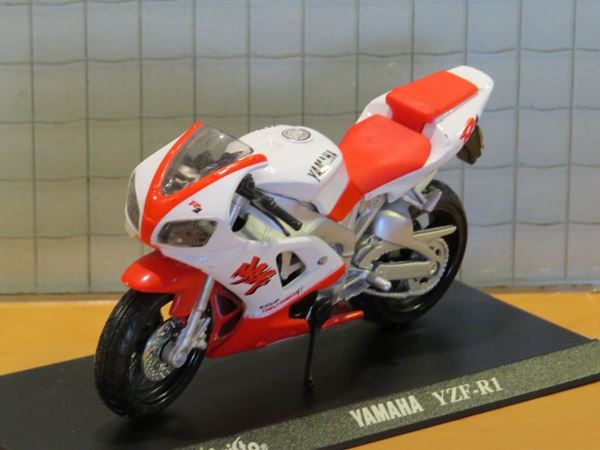 Picture of Yamaha YZF R-1 wit/rood 1:18 Maisto los