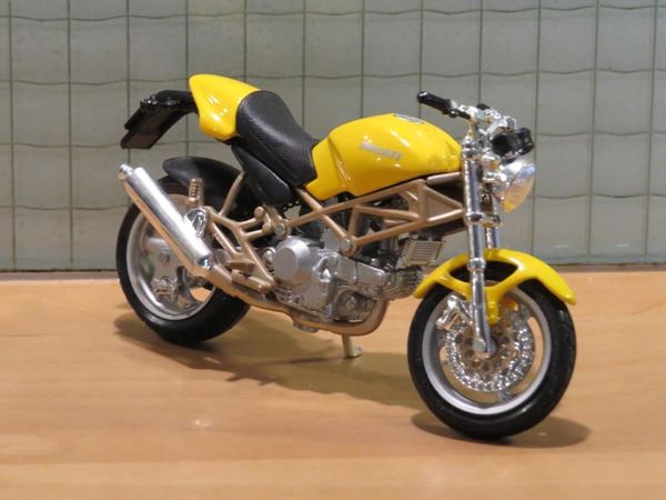 Picture of Ducati Monster 900 yellow 1:18 Maisto los1