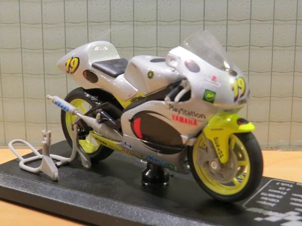 Picture of Olivier Jacque Yamaha YZR250 2000 1:18