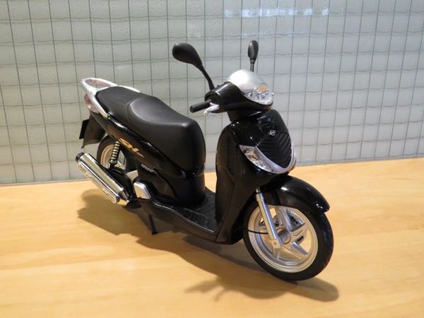 Picture of Honda SH125i motor scooter 1:12 black