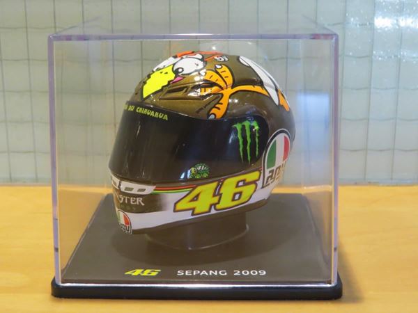 Picture of Valentino Rossi  AGV helmet 2009 Sepang 1:5