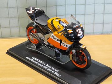 Afbeelding van Max Biaggi Honda RC211V 2005 1:22