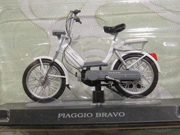 Afbeelding van Piaggio Bravo brommer 1:18 (M028)