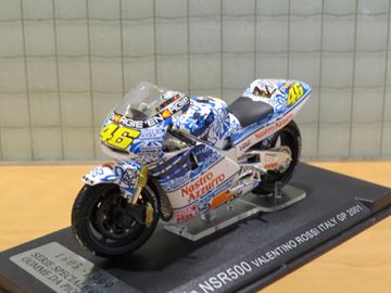 Afbeelding van Valentino Rossi Honda NSR500 Mugello Rain tyres regenbanden 2001 1:24