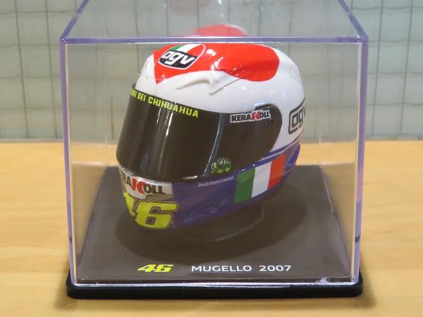 Picture of Valentino Rossi  AGV helmet 2007 Mugello 1:5