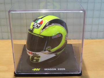 Afbeelding van Valentino Rossi  AGV helmet 2006 1:5