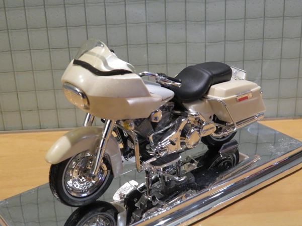 Picture of Harley Davidson FLTR Road Glide 2002 1:18 (n102)