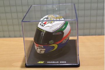 Afbeelding van Valentino Rossi  AGV helmet 2005 Mugello 1:5
