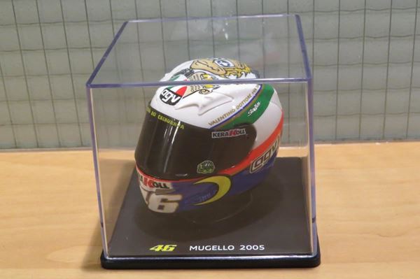 Picture of Valentino Rossi  AGV helmet 2005 Mugello 1:5